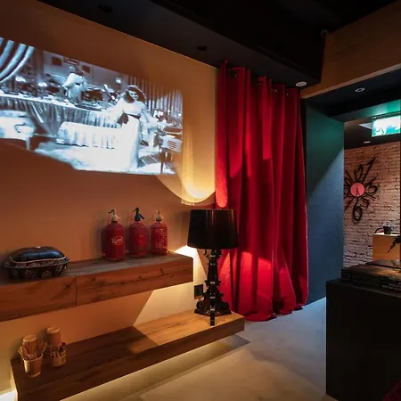 Отель Zrooms&suites Boutique 4*