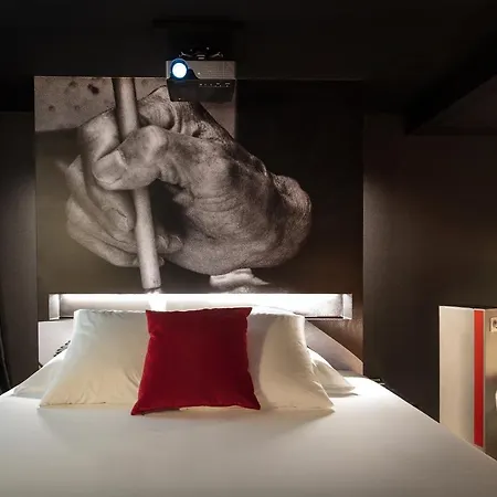 The Black Boutique -- Turistea Zaragoza